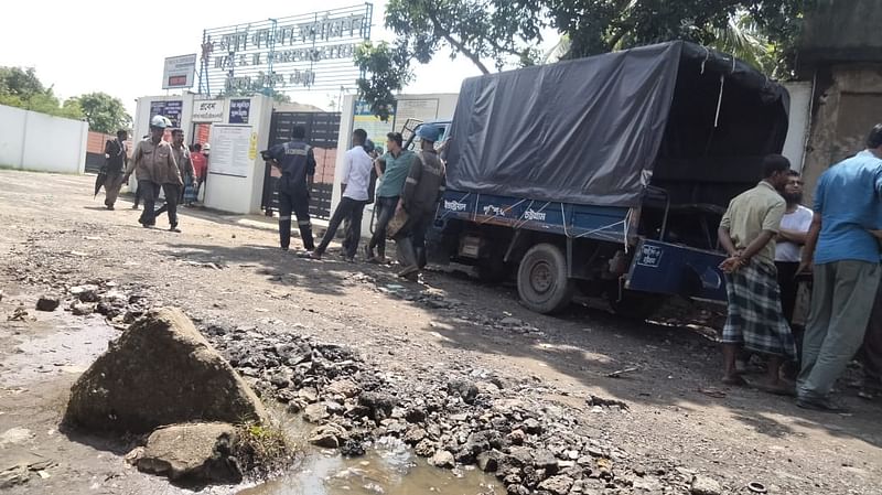 সীতাকুণ্ডের শীতলপুর তেঁতুলতলা এলাকায় এস এন করপোরেশ ইয়ার্ডে